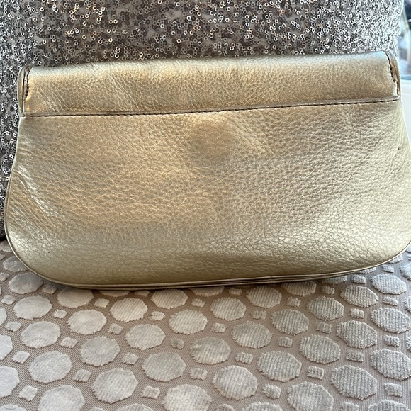 Tory Burch light gold logo clutch - Picture 4 of 9